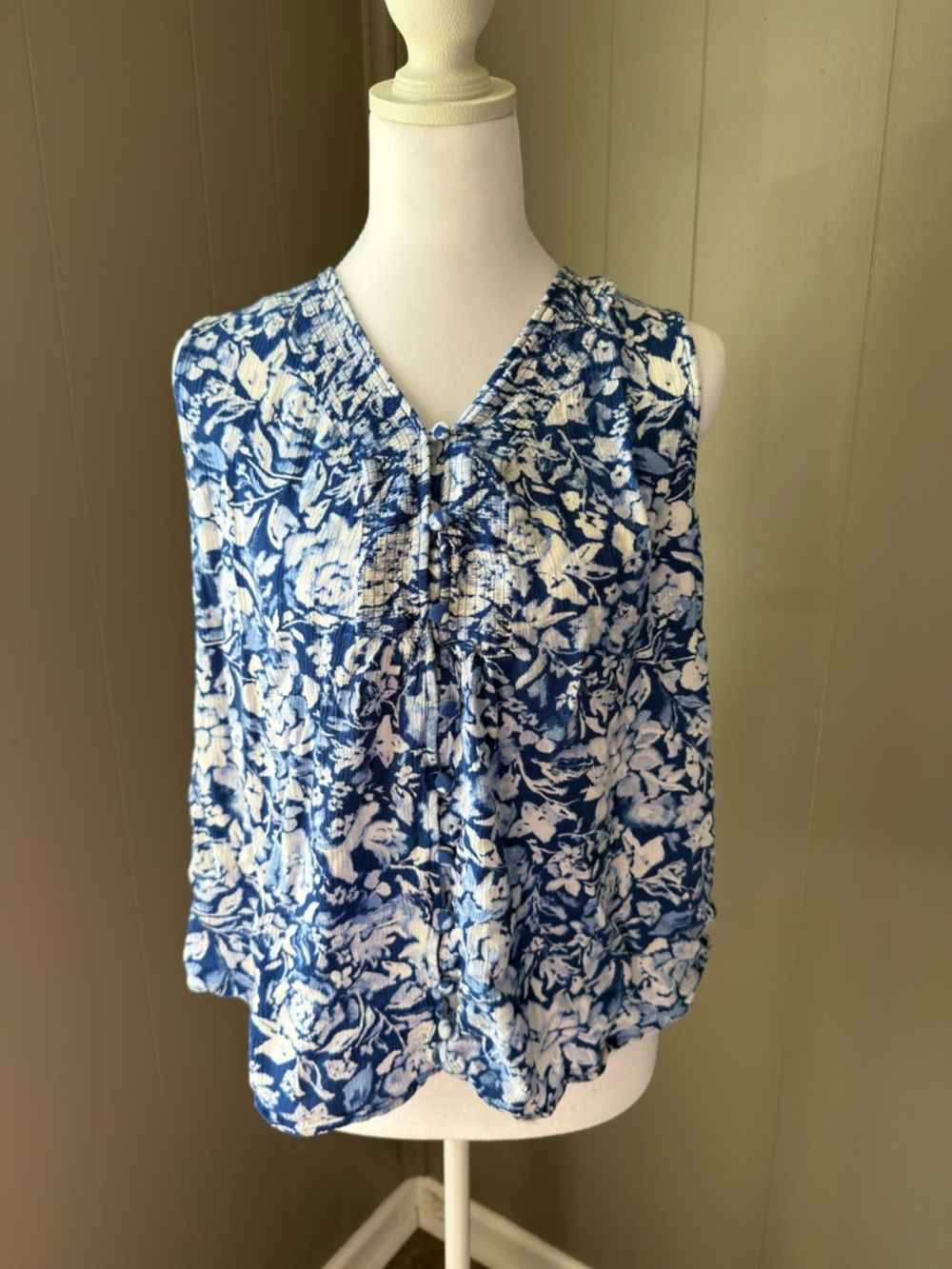 Liz Claiborne Blue and White Floral Sleeveless V-Neck Camisole